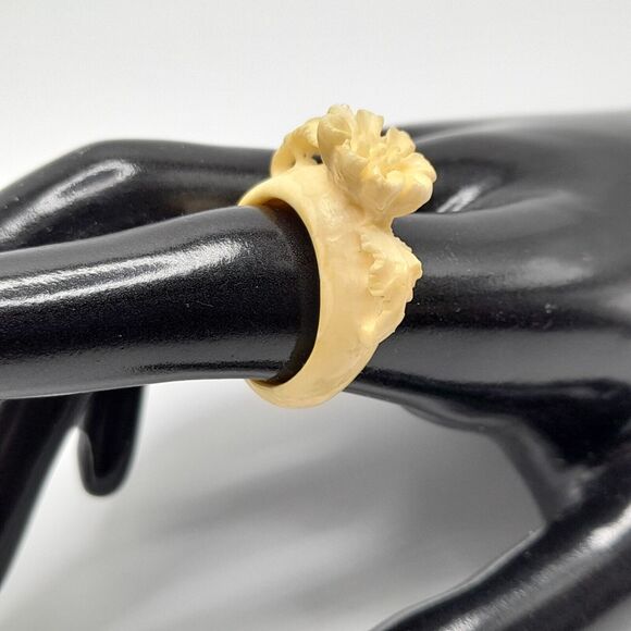 VINTAGE CARVED FLOWER CELLULOID RING US SIZE 8 - Picture 2 of 11